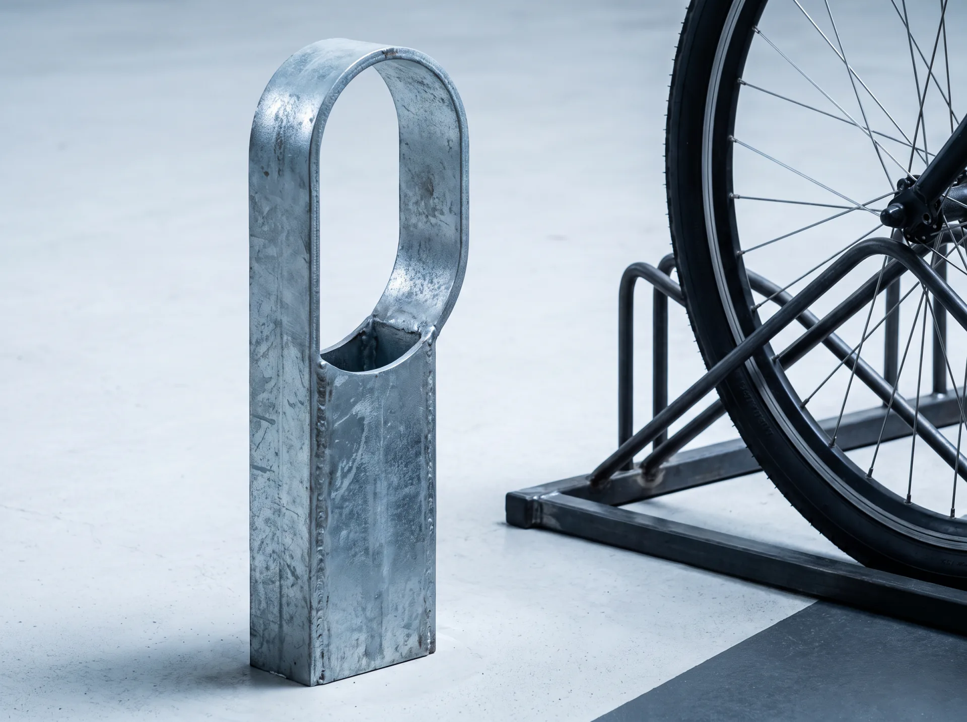 Râtelier 3 vélos avec 2 arceaux pour antivol, détail de matière et d’assemblage